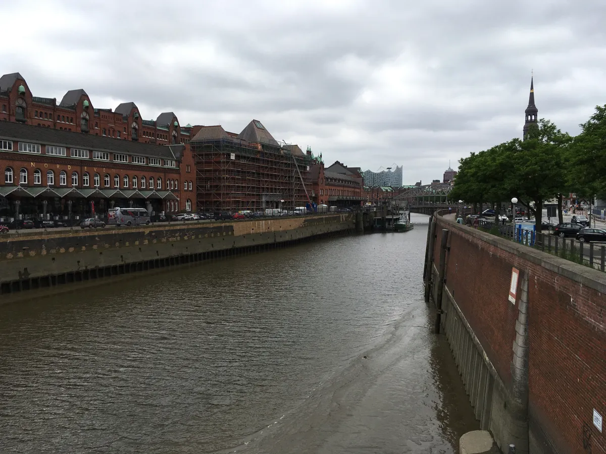 Blick auf die entfernte Elbphilharmonie